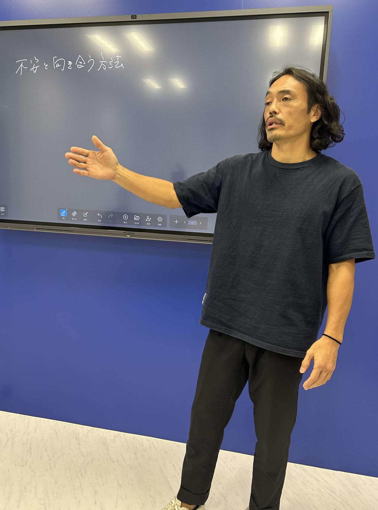 法人向け教育プログラム「LIFETIMEプロジェクト」の講義を行う元年俸120円Jリーガーで格闘家の安彦考真（撮影・松尾幸之介）
