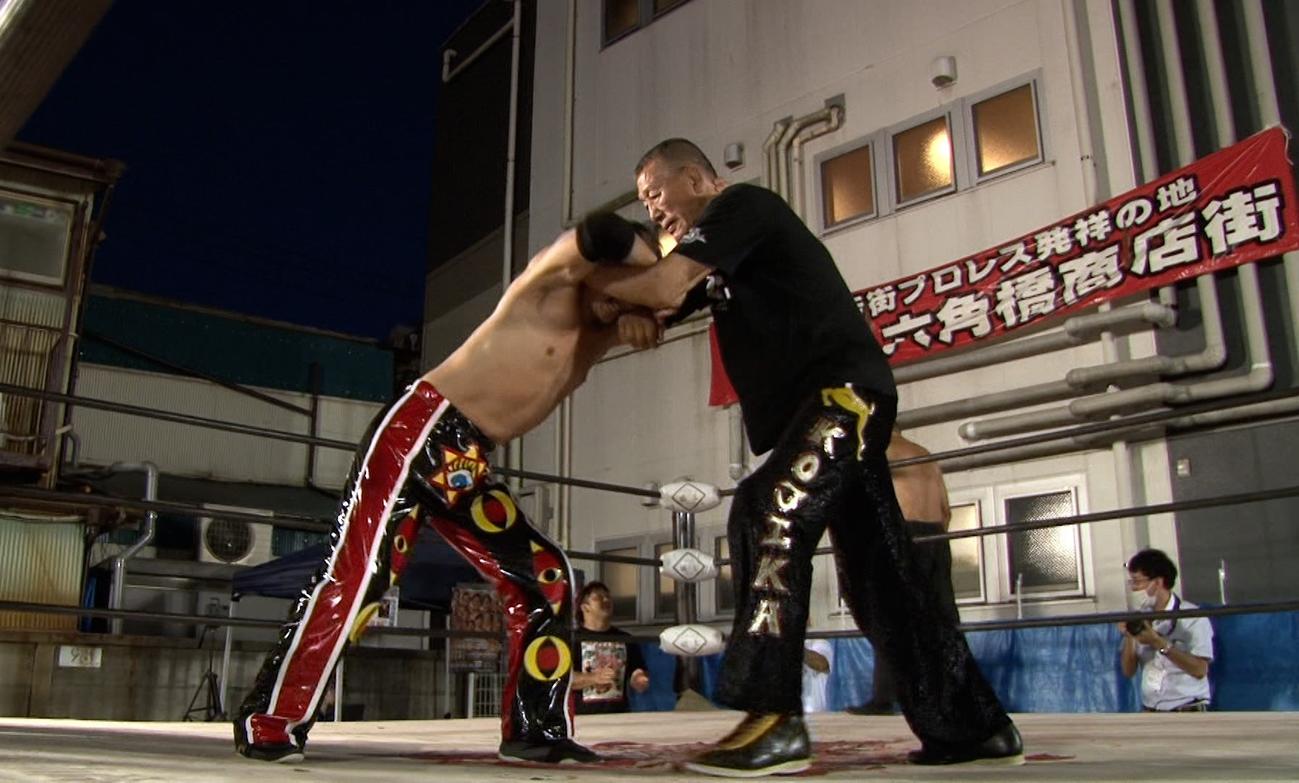 復帰戦に臨むグレート小鹿（左）は、相手と組み合う（提供・大日本プロレス）
