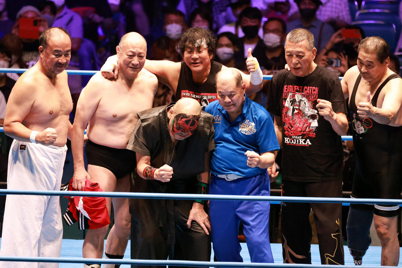 2022年9月、全日本プロレス50周年記念大会　前列左からザ・グレート・カブキと和田京平レフェリーを囲む、後列左から越中詩郎、渕正信、大仁田厚、グレート小鹿、谷津嘉章