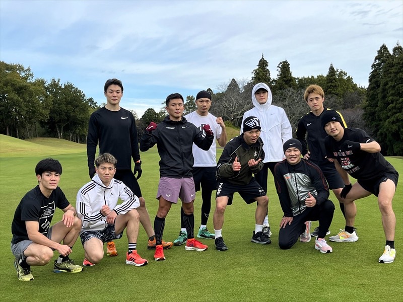 走りこみ合宿を打ち上げた帝拳勢10選手。左から中野幹士、福井勝也、李健太、岩田翔吉、増田陸、那須川天心、嶋田淳也、斎藤麗王、矢代博斗、藤田健児（帝拳ジム提供）