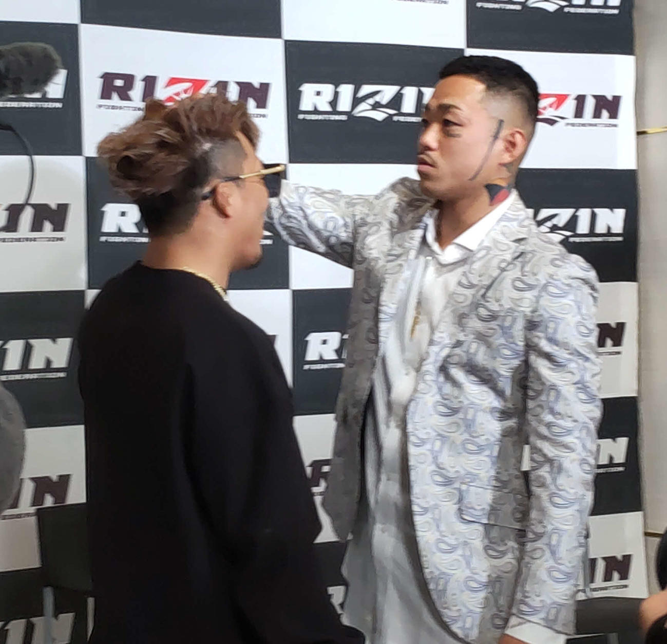 フェイスオフで太田の奇抜な髪形をなでなでする浅沢（右）