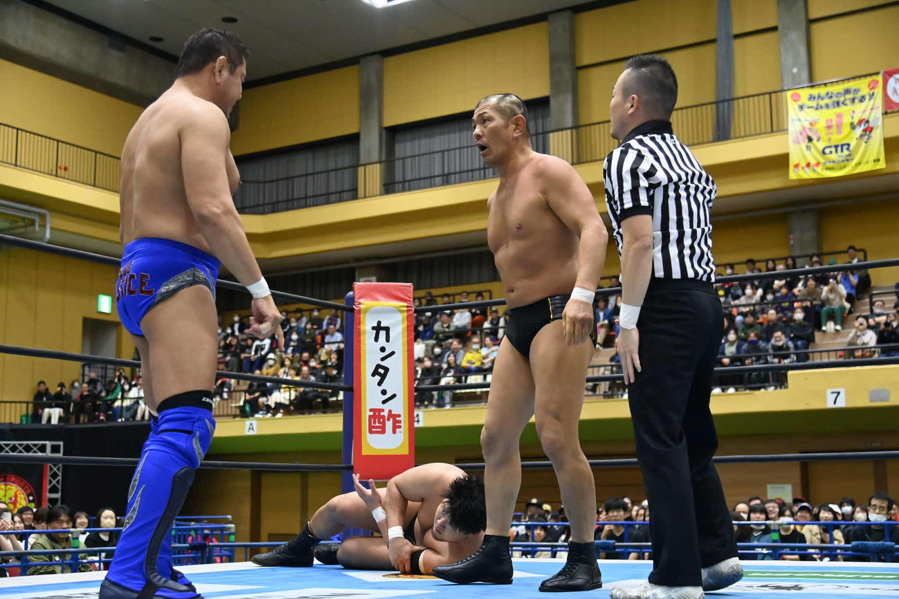 40年来の仇敵、永田裕志（左）と鈴木みのるが初合体。息合わずとも勝利を収めた（新日本プロレス提供）