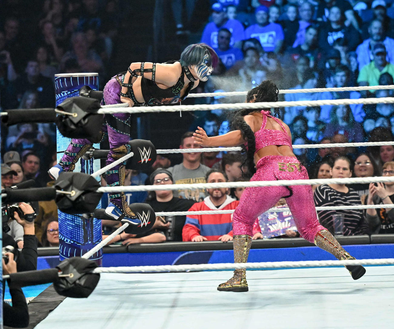 ビアンカ・ブレア（右）のタッチを拒否し、毒霧攻撃を仕掛けたアスカ（C）2023 WWE, Inc. All Rights Reserved.