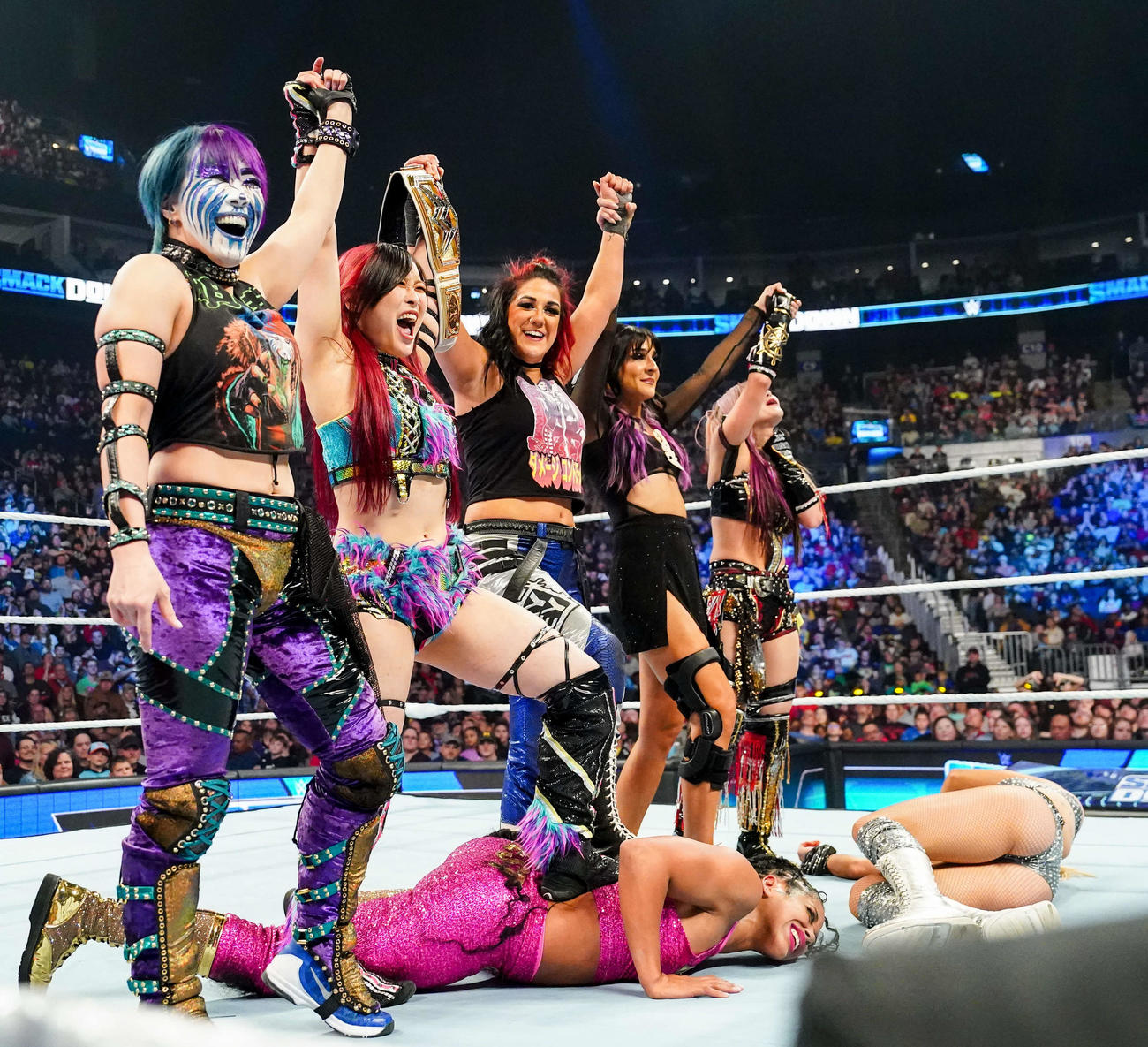 WWE女子王者イヨ・スカイ（左から2番目）らユニット「ダメージCTRL」と電撃合体を果たしたアスカ（左端）（C）2023 WWE, Inc. All Rights Reserved.