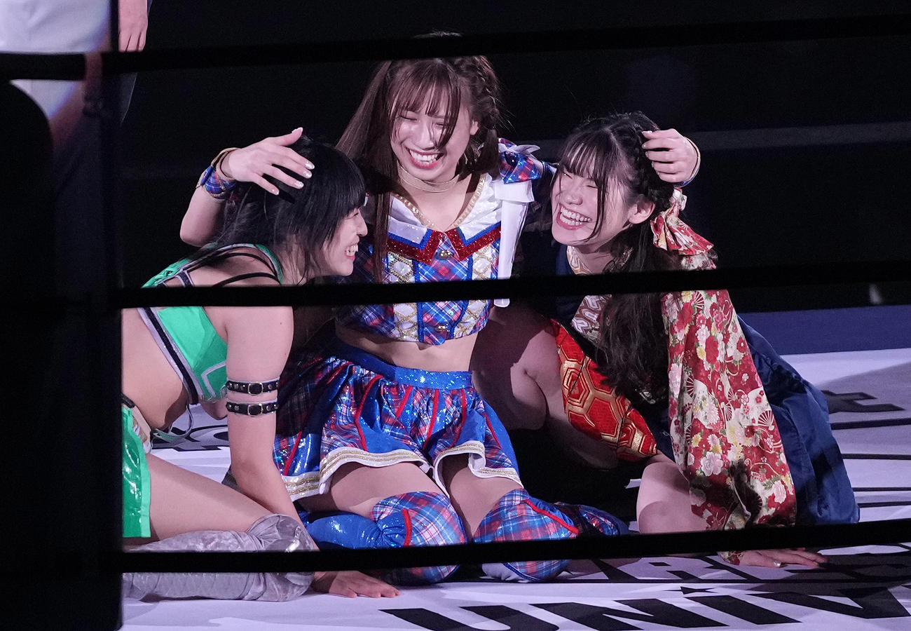 勝利し、宮本もか（右）、鈴木志乃（左）と喜ぶ荒井優希（撮影・鈴木みどり）