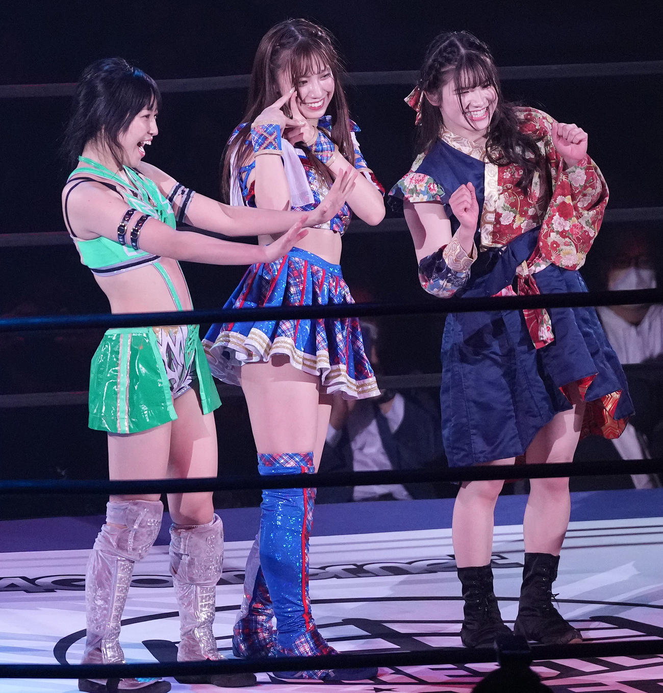 勝利し、宮本もか（右）、鈴木志乃（左）とポーズを決める荒井優希（撮影・鈴木みどり）
