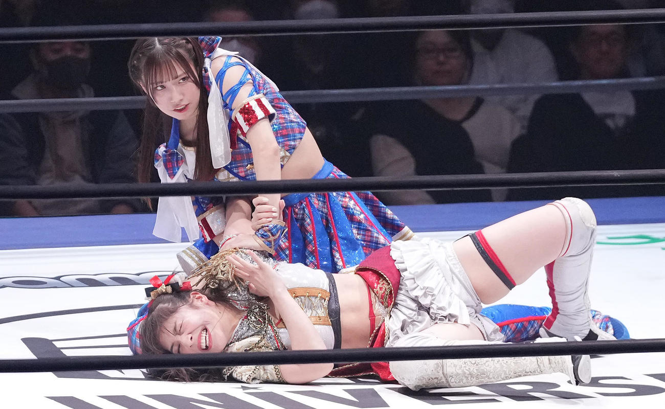 上原わかな（下）の腕を極める荒井優希（撮影・鈴木みどり）