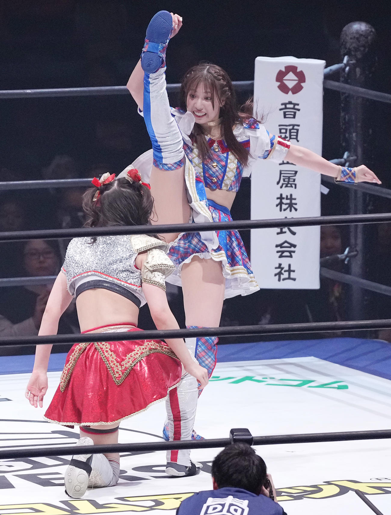上原わかな（手前）を攻める荒井優希（撮影・鈴木みどり）