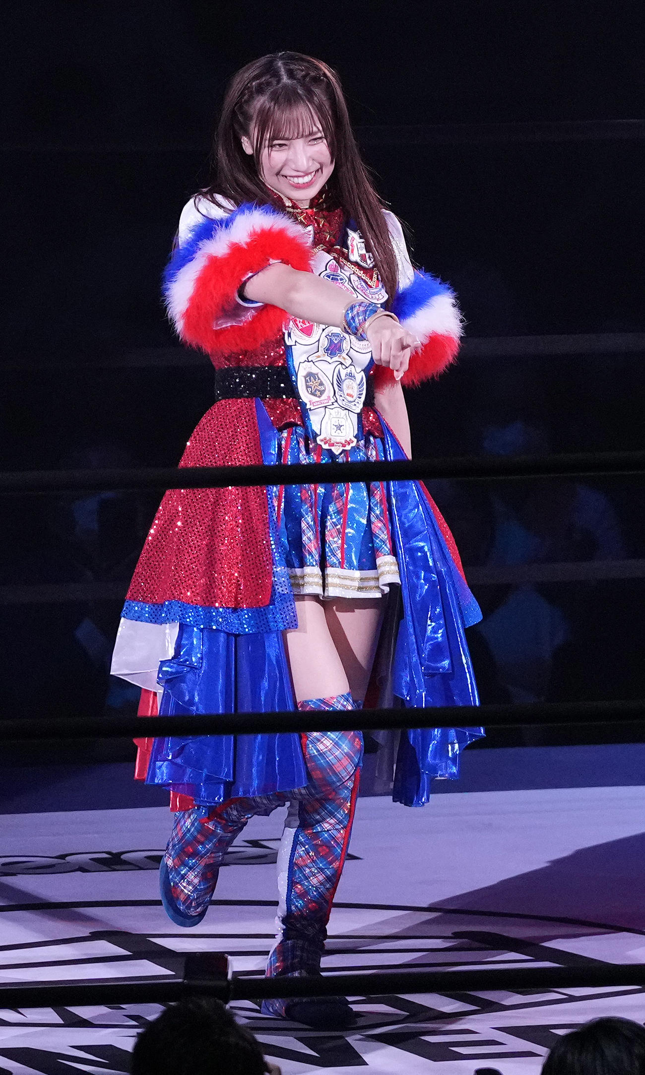 入場しポーズを決める荒井優希（撮影・鈴木みどり）