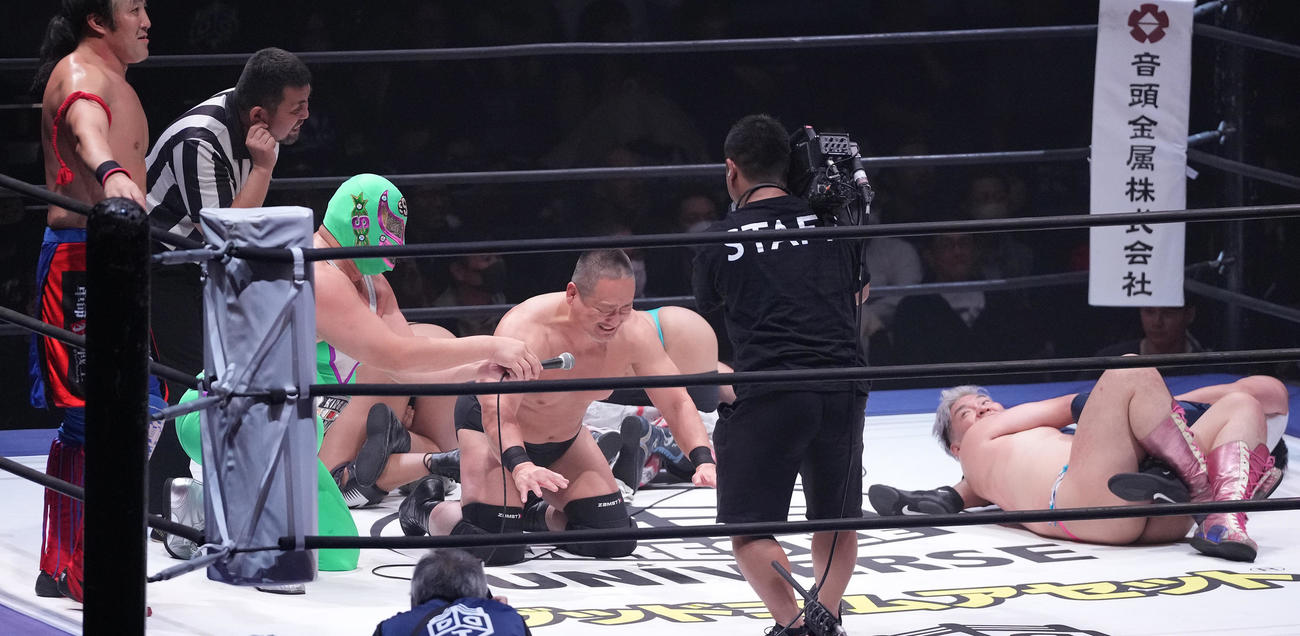 高木三四郎（中央）が土下座し、男色ディーノ（右手前）組が勝利（撮影・鈴木みどり）