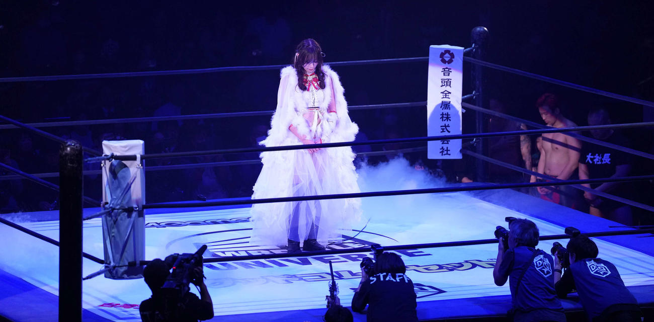引退する赤井沙希はリングで10カウントゴングを聞く（撮影・鈴木みどり）