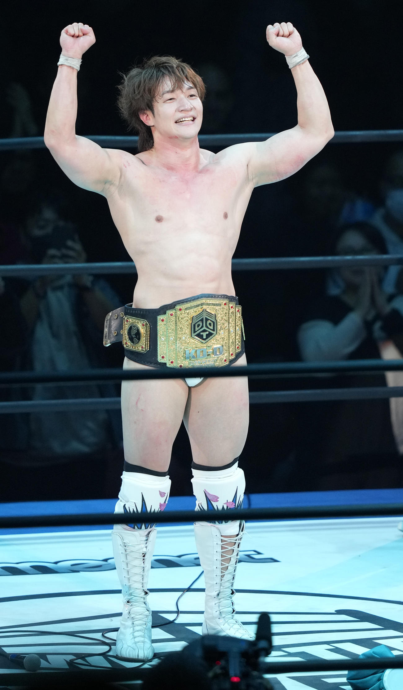 クリス・ブルックスに勝利しKO－D無差別級王者となった上野勇希はガッツポーズ（撮影・鈴木みどり）