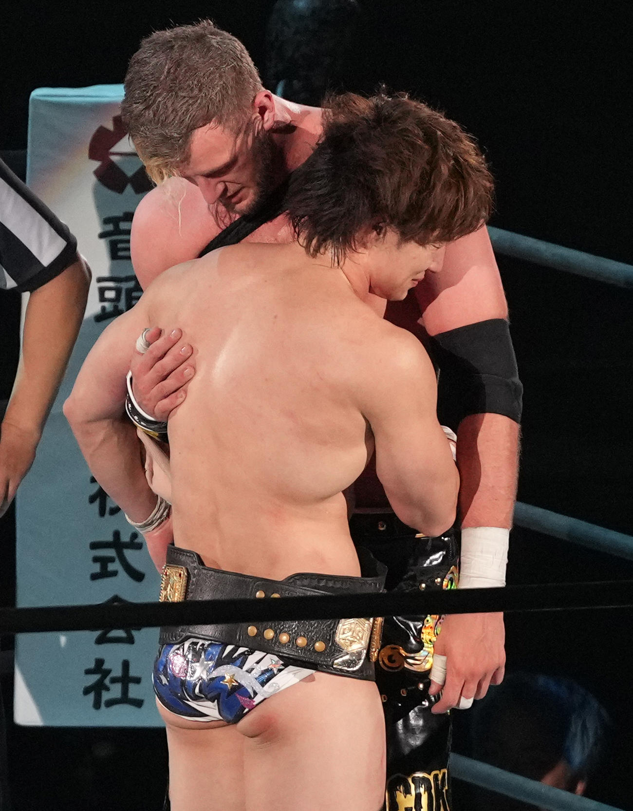KO－D無差別級王者となった上野勇希（左）はクリス・ブルックスとハグ（撮影・鈴木みどり）
