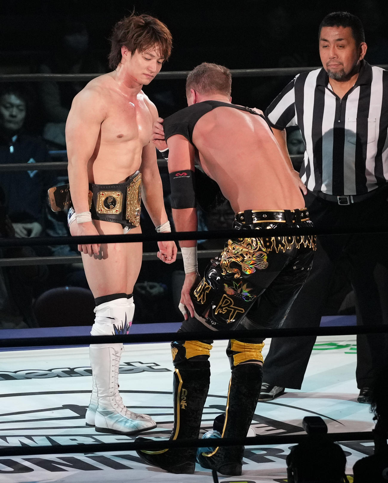 KO－D無差別級王者となった上野勇希（左）はクリス・ブルックスにベルトを巻いてもらう（撮影・鈴木みどり）