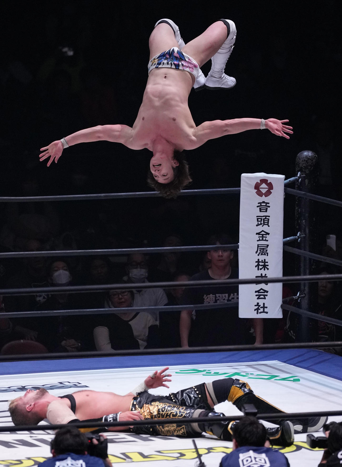 クリス・ブルックス（下）にとぶ上野勇希（撮影・鈴木みどり）