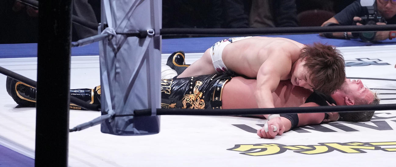 クリス・ブルックス（下）に勝利する上野勇希（撮影・鈴木みどり）