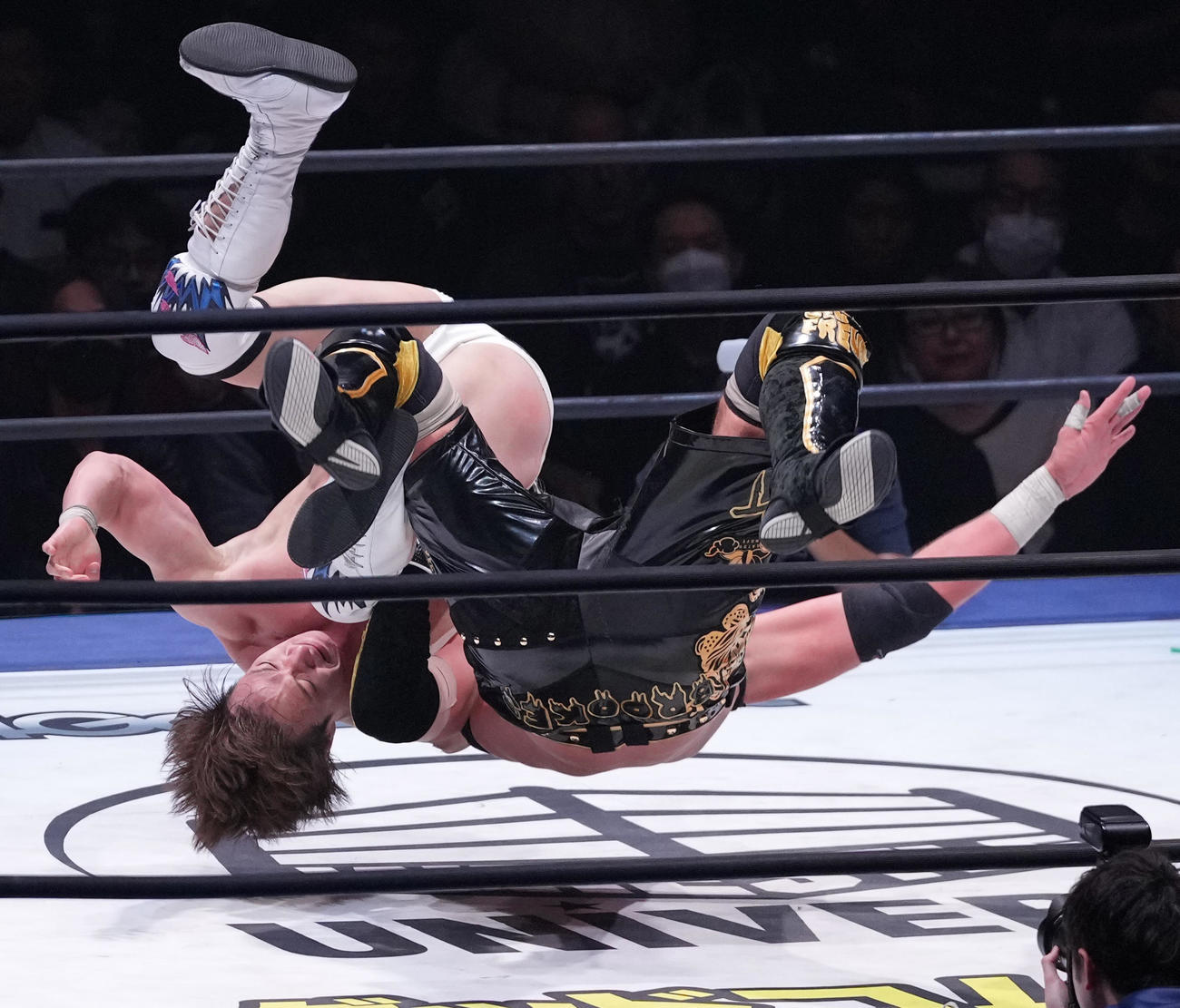 クリス・ブルックス（右）を攻める上野勇希（撮影・鈴木みどり）