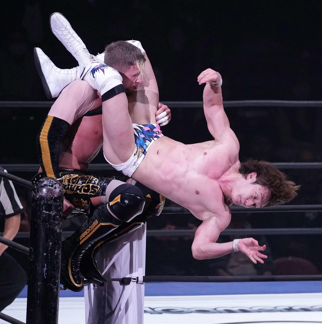 クリス・ブルックス（左）を攻める上野勇希（撮影・鈴木みどり）