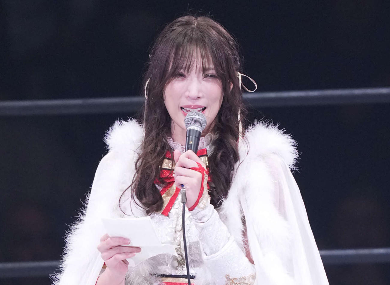 引退する赤井沙希は手紙を読む（撮影・鈴木みどり）