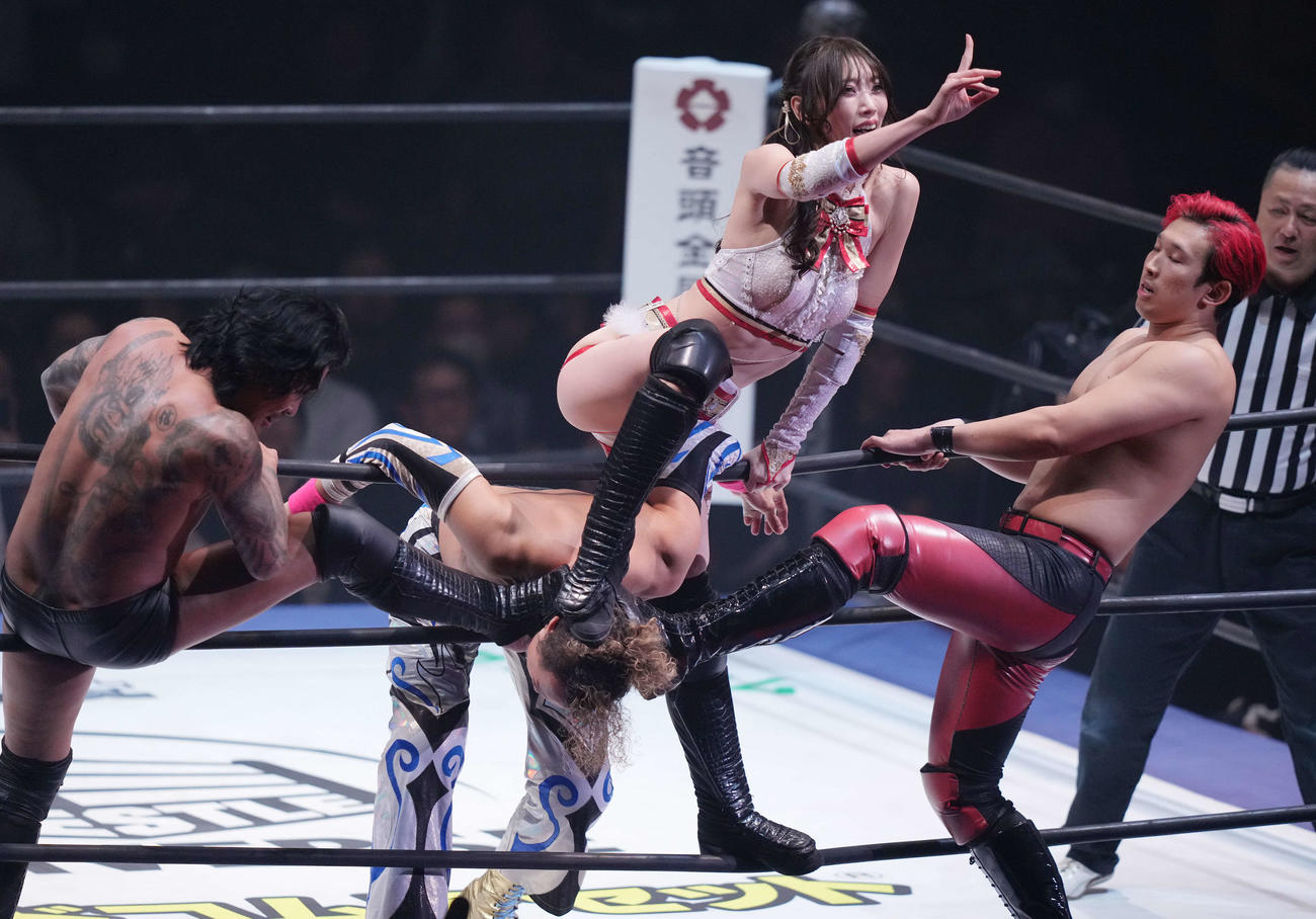 丸藤正道（下）を踏み付ける赤井沙希（上）（撮影・鈴木みどり）