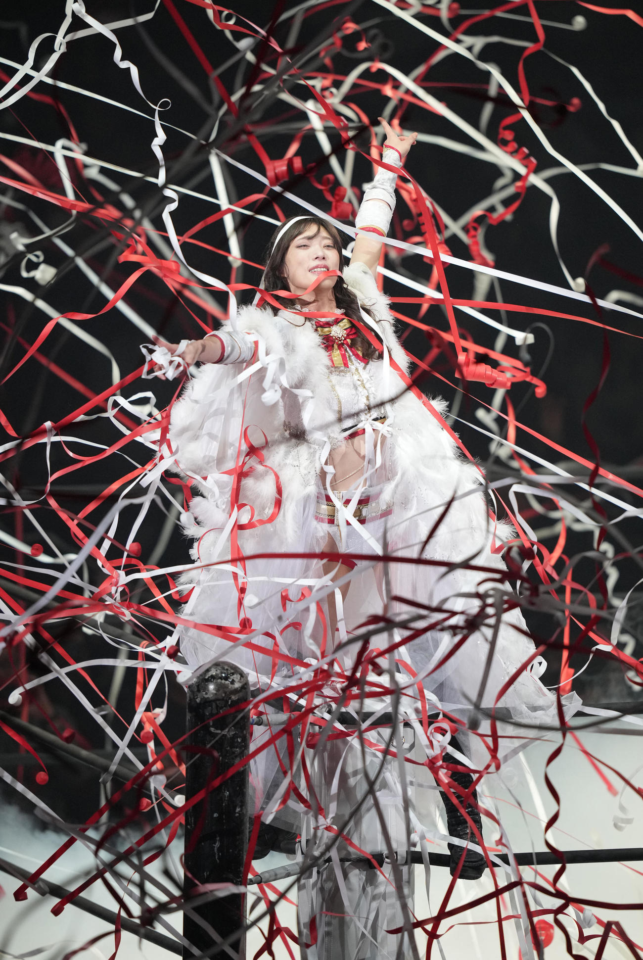 引退する赤井沙希はファンが投げ入れた紙テープが舞う中、ポーズを決める（撮影・鈴木みどり）