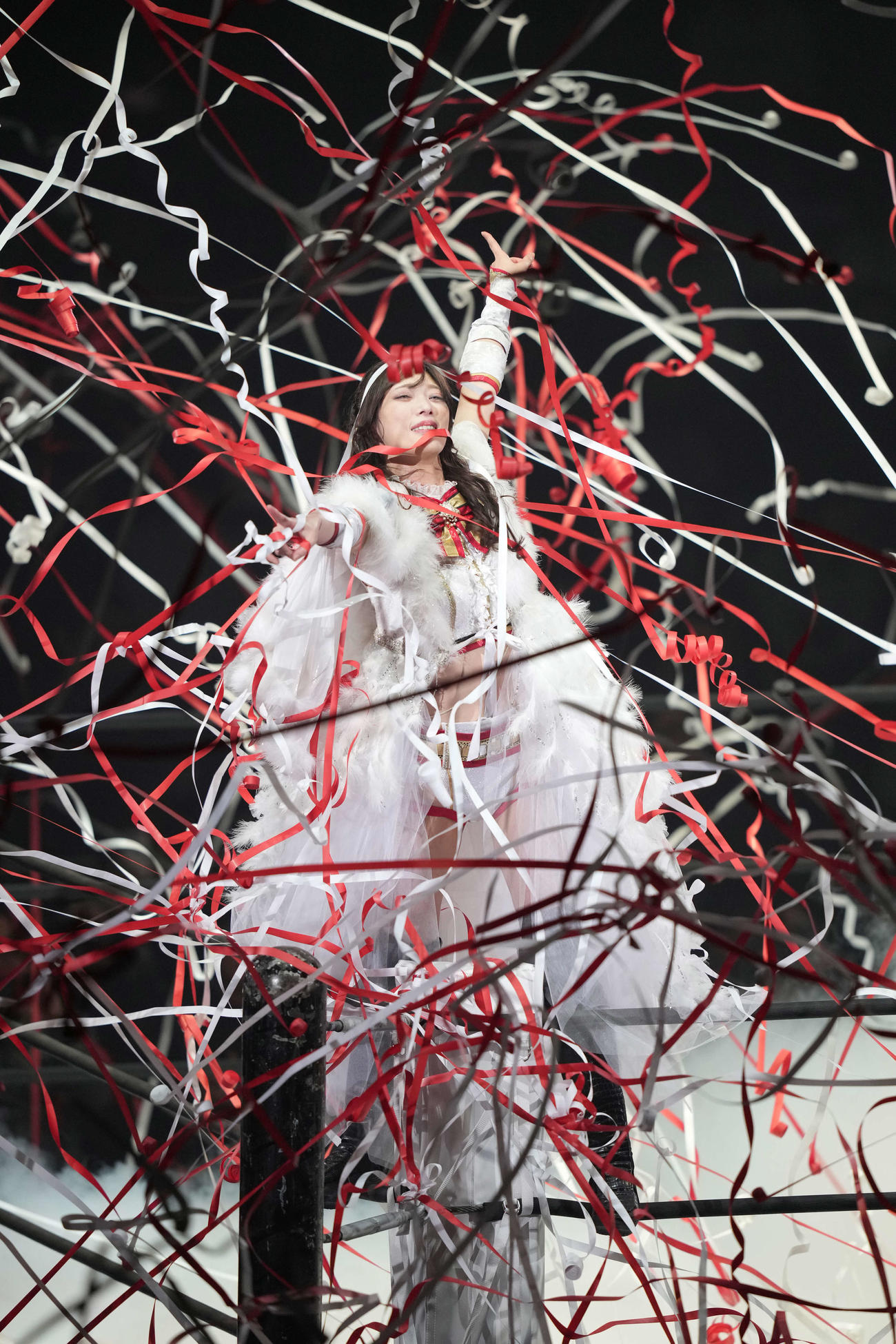 引退する赤井沙希はファンが投げ入れた紙テープが舞う中、ポーズを決める（撮影・鈴木みどり）