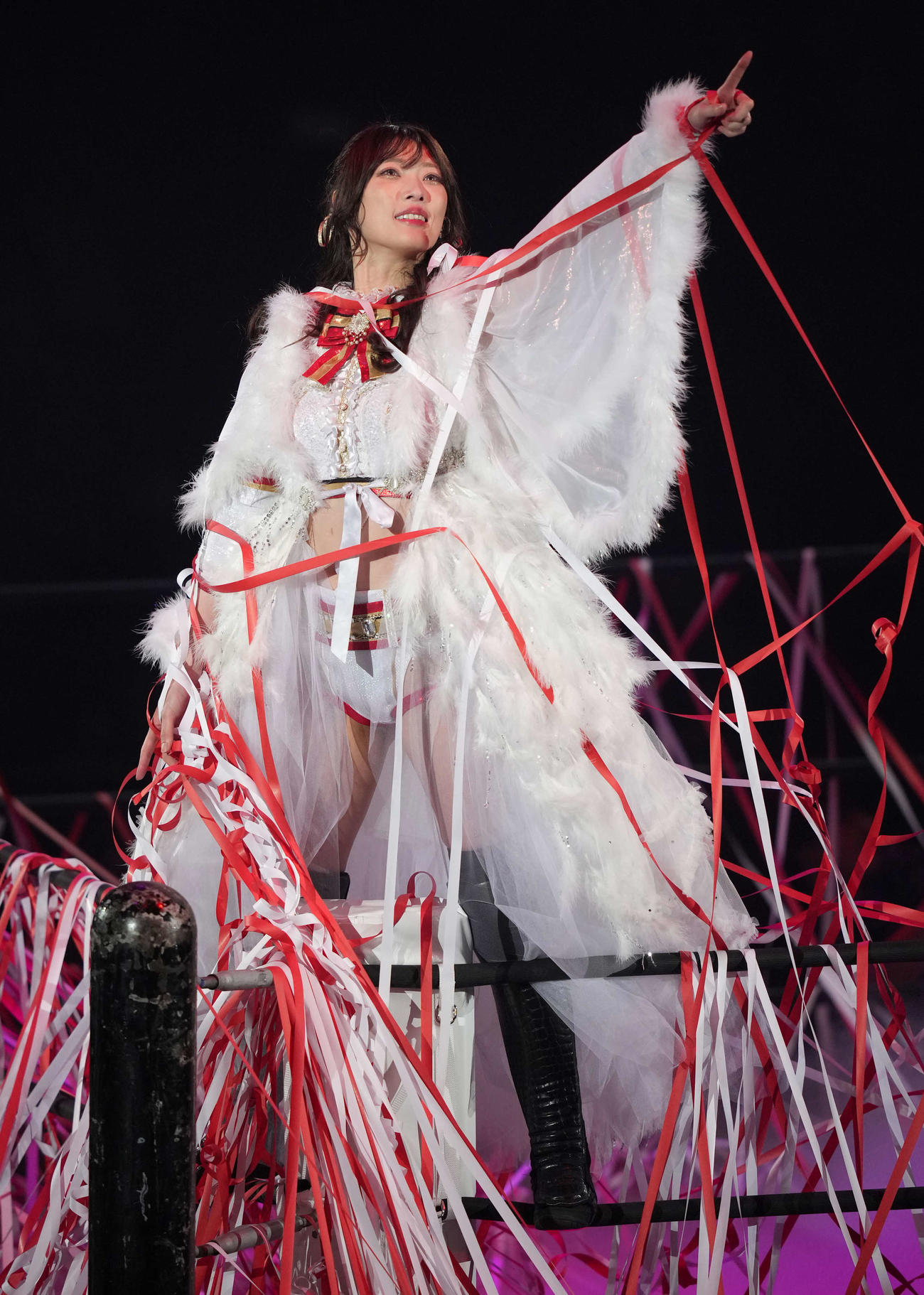 引退する赤井沙希はポーズを決める（撮影・鈴木みどり）