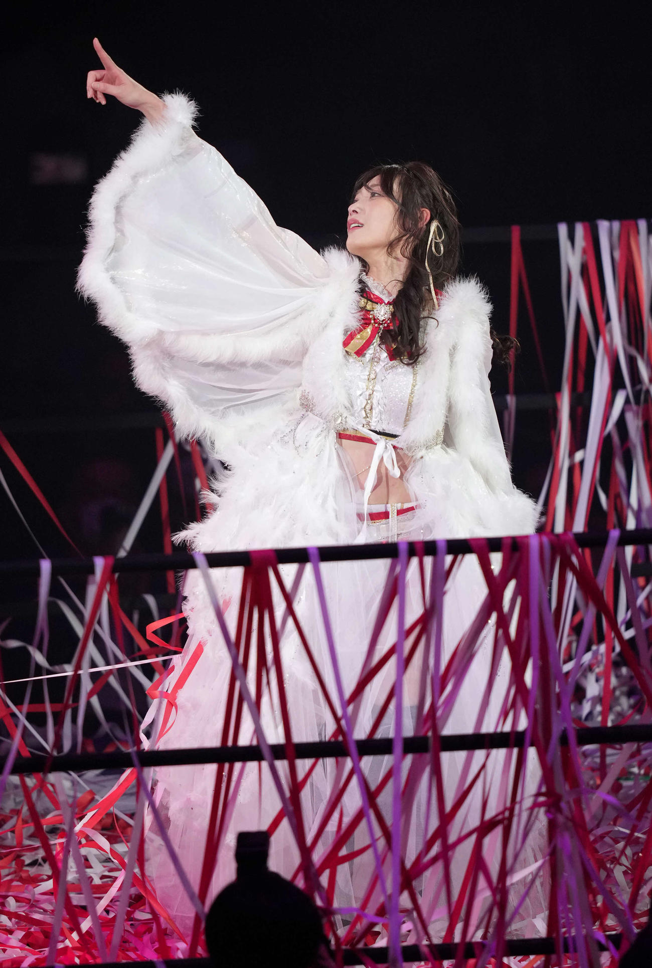 引退する赤井沙希はポーズを決める（撮影・鈴木みどり）