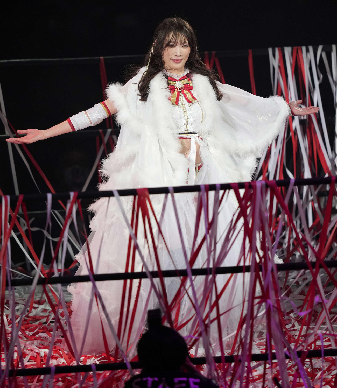 引退する赤井沙希はポーズを決める（撮影・鈴木みどり）