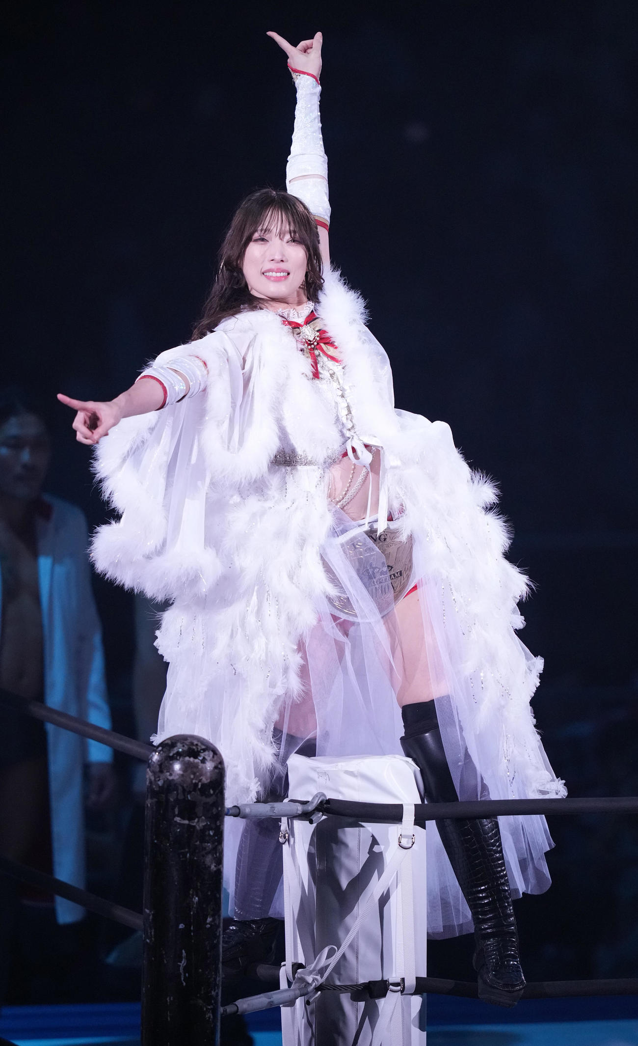 入場し、ポーズを決める赤井沙希（撮影・鈴木みどり）