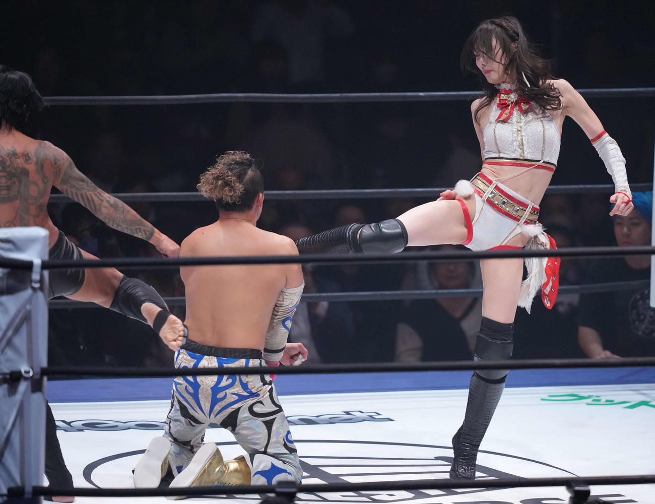 丸藤正道（中央）に蹴りを見舞う赤井沙希（撮影・鈴木みどり）