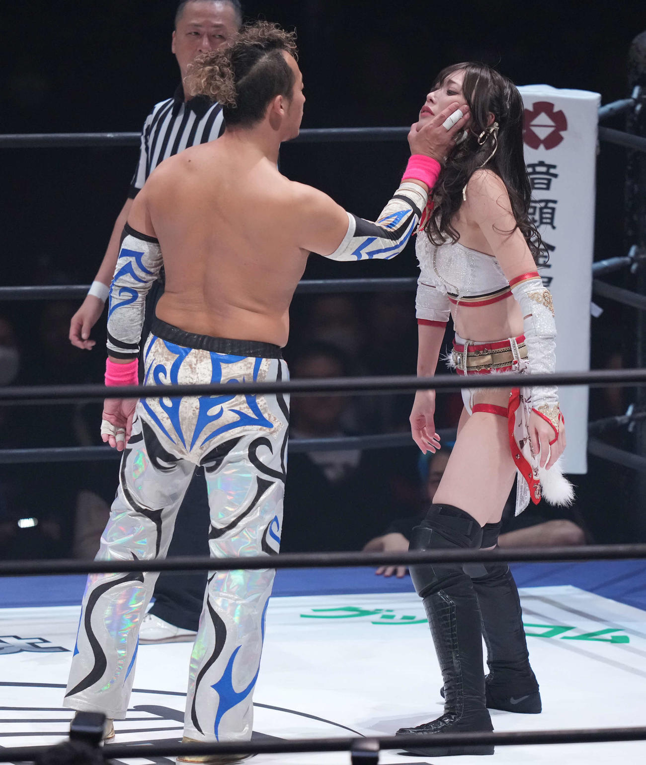 丸藤正道（左）にあごを掴まれる赤井沙希（撮影・鈴木みどり）