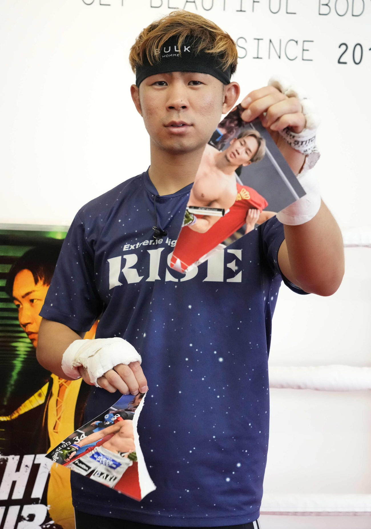 公開練習後にカメラマンの要望を受け朝倉未来の写真を破くYA－MAN（撮影・小沢裕）