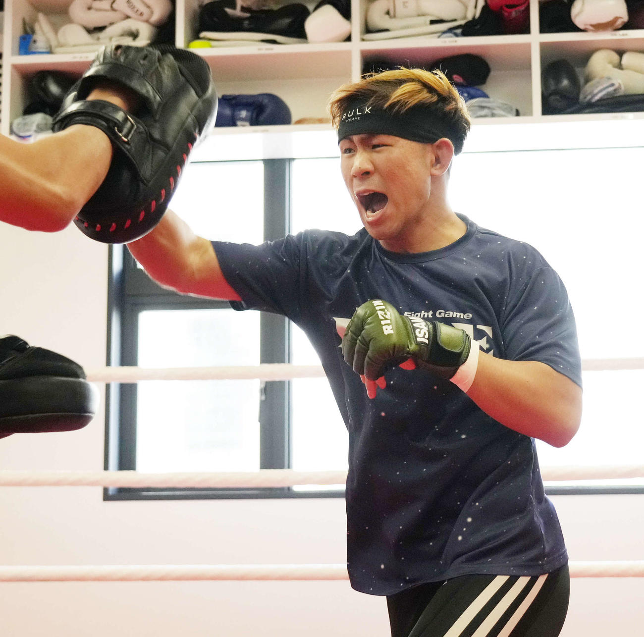 公開練習でスパーリングを披露するYA－MAN（撮影・小沢裕）