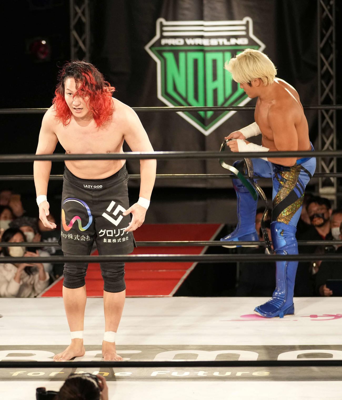 征矢学、中村大介対拳王、佐々木憂流迦　エキシビションマッチを終え観客席にあいさつする佐々木。右は拳王（撮影・小沢裕）