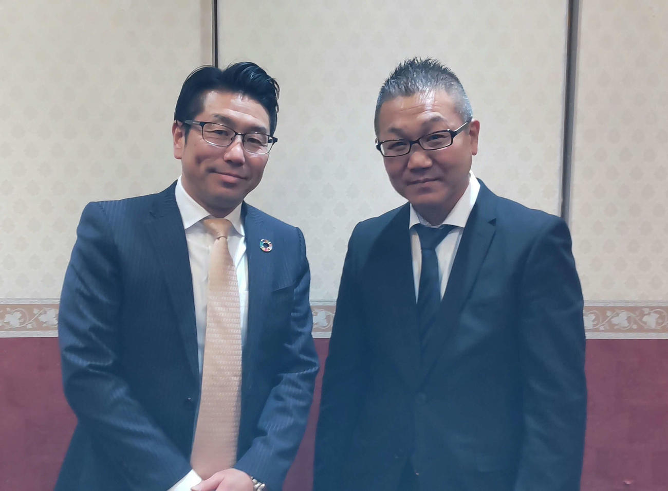 東日本ボクシング協会理事会後、報道陣に対応したセレス小林会長（右）と斎田竜也事務局長