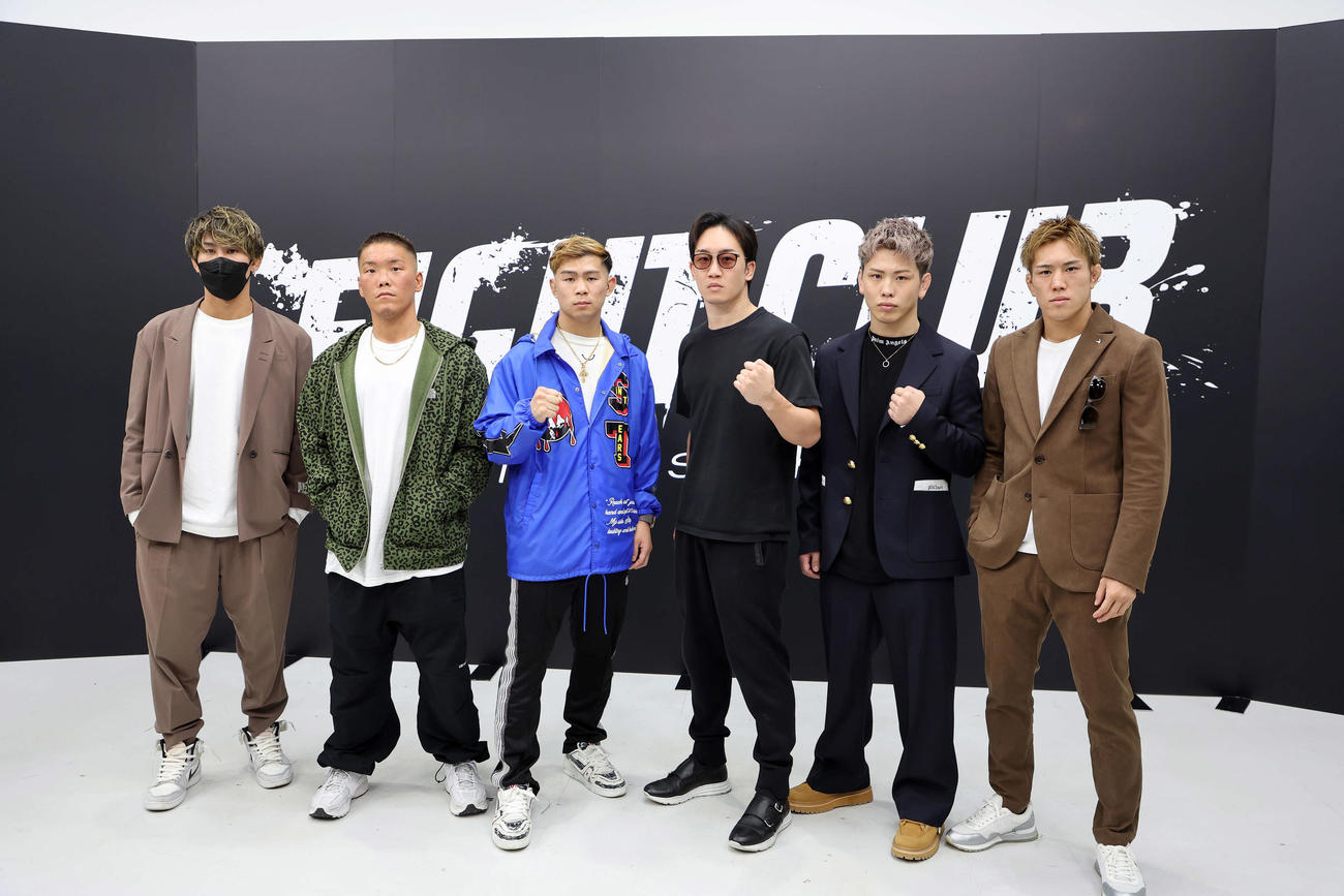 4日、「FIGHT CLUB」対戦カード発表会見　写真に納まる、左から木村ケルベロス颯太、山口裕人、YA－MAN、朝倉未来、西谷大成、白川陸斗