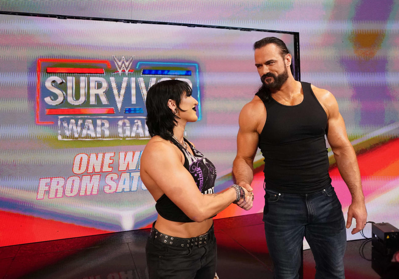 WWE女子世界王者リア・リプリー（左）と握手を交わすドリュー・マッキンタイア（C）2023 WWE, Inc. All Rights Reserved.