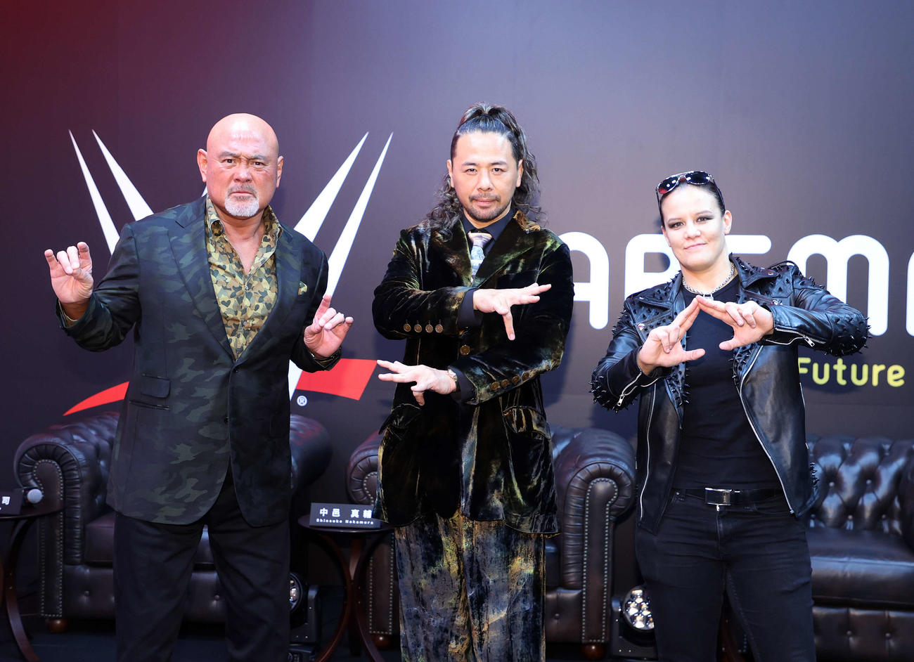 ポーズを決め写真に納まる、左から武藤敬司、中邑真輔、シェイナ・ベイズラー（撮影・鈴木正人）