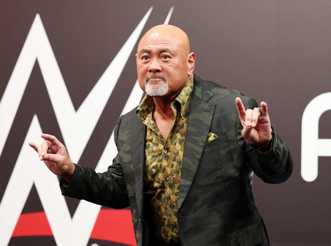 ポーズを決め会見場入りする武藤敬司（撮影・鈴木正人）