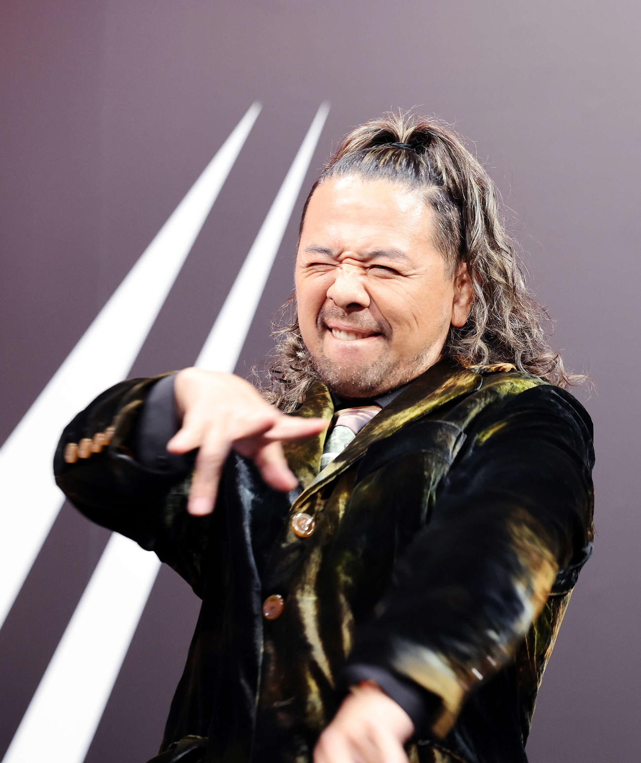 ポーズを決め会見場入りする中邑真輔（撮影・鈴木正人）