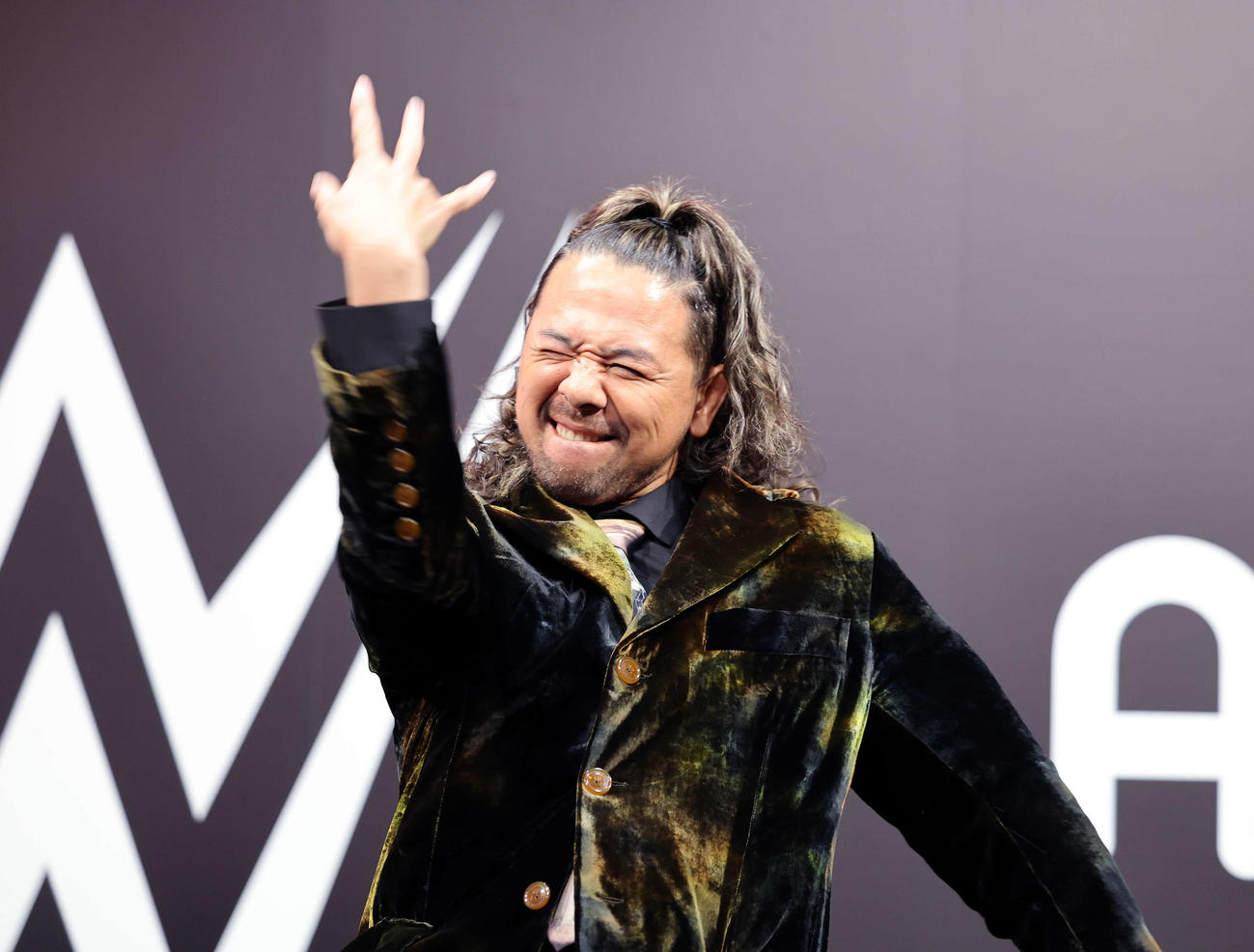 ポーズを決め会見場入りする中邑真輔（撮影・鈴木正人）