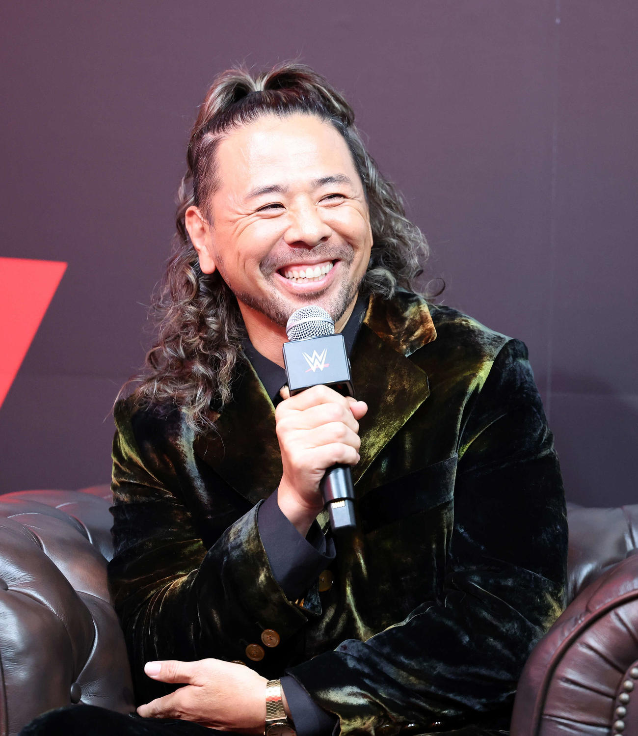 報道陣の質問に笑顔で答える中邑真輔（撮影・鈴木正人）