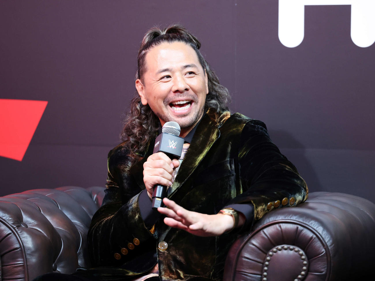 報道陣の質問に笑顔で答える中邑真輔（撮影・鈴木正人）