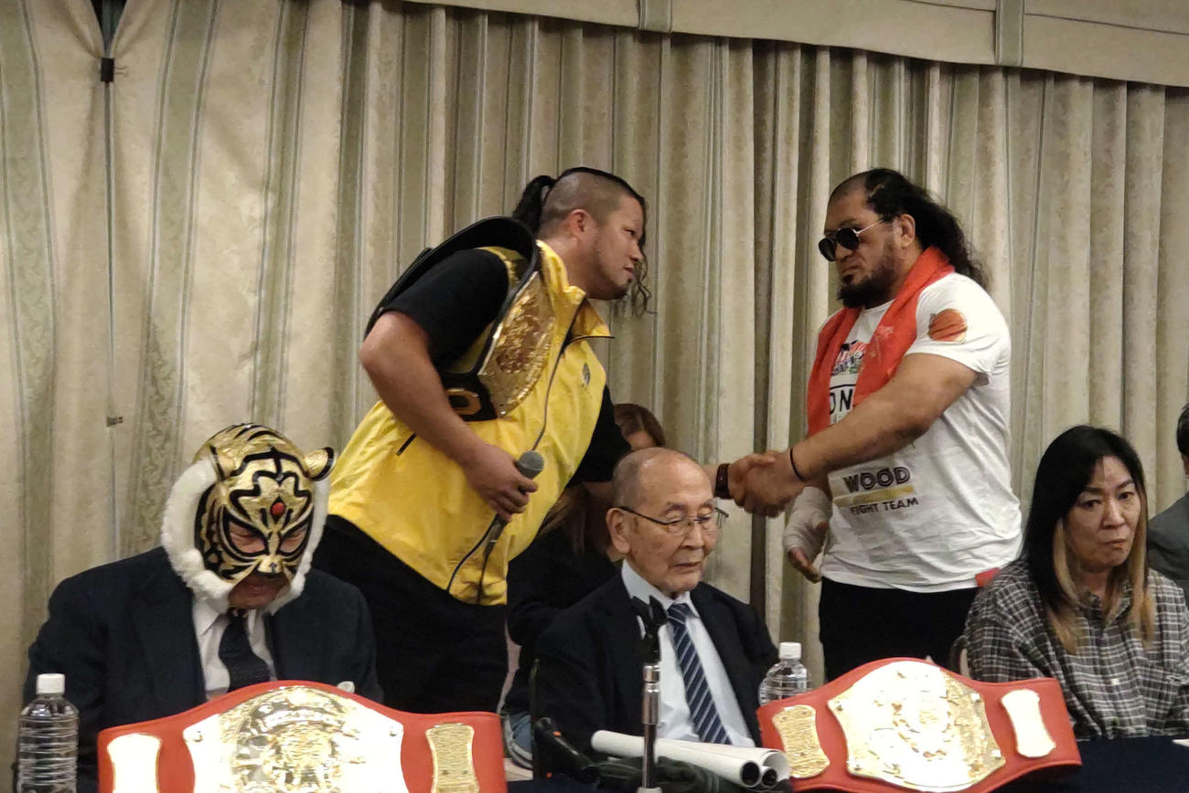 レジェンド選手権試合を戦う王者・間下隼人（左）と関根”シュレック”秀樹はがっちり握手。前列は（左から）初代タイガーマスクの佐山サトル、新間寿会長、ジャガー横田
