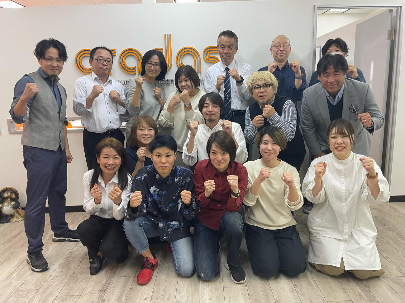 「アスリート式メンタル研修」の参加者。前列左から2人目が多田悦子氏、中列右端が松山博明氏（提供写真）