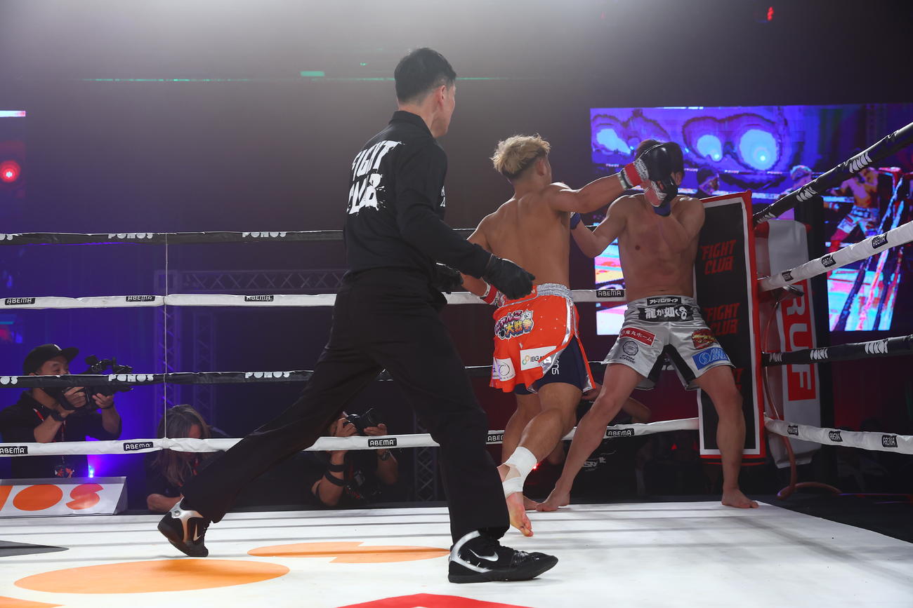 コーナーで朝倉未来（奥）にパンチを浴びせるYA－MAN（RISE提供）