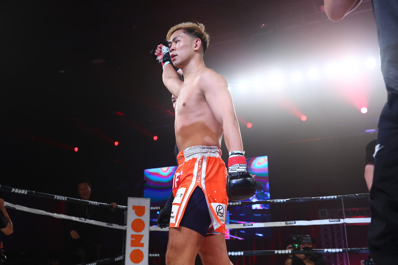 観衆の声援に右手を挙げて応えるYA－MAN（RISE提供）