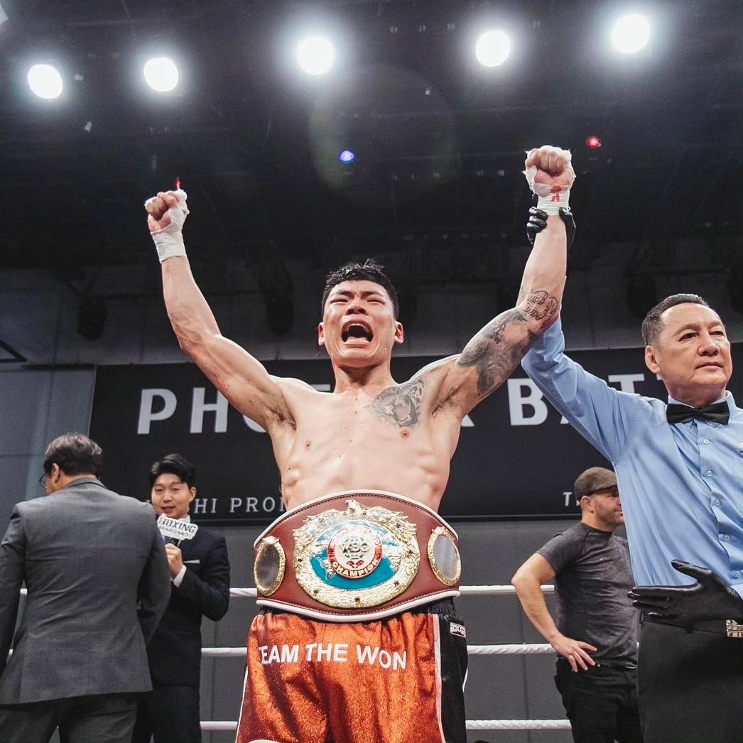 フェニックスバトル・ソウル大会のメインでWBOアジア・パシフィック・ミドル級王者となったユン・デオクノ（左）（大橋ジム提供）