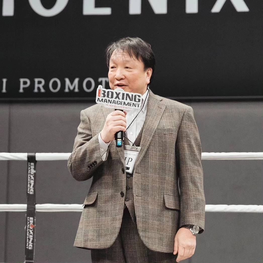 フェニックスバトル・ソウル大会のリング上であいさつする大橋秀行会長（大橋ジム提供）